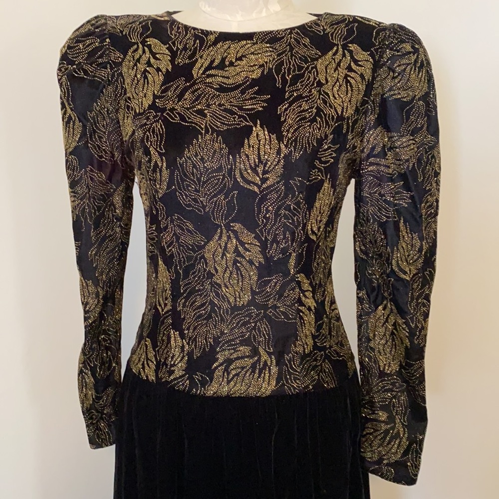 Vintage 1980’s classic! Glitter velvet key hole back!!! Shoulder pads! Sz8?